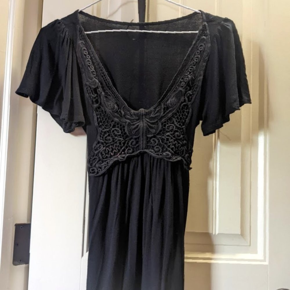Women's Medium Elegant Black Embroidered Pattern Short Sleeve Loose Synched Top